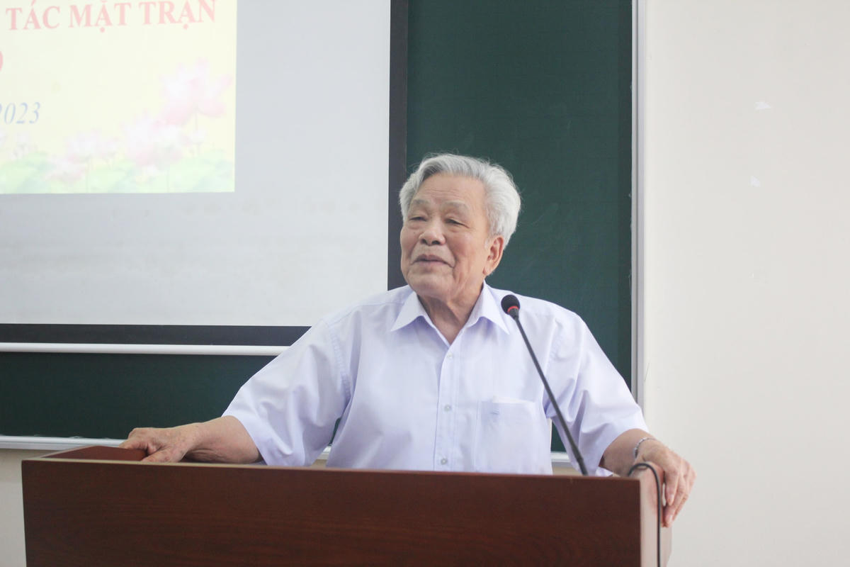 Ông Nguyễn Túc, Chủ nhiệm Hội đồng tư vấn về Văn hóa - Xã hội UBTƯ MTTQ Việt Nam giới thiệu chuyên đề đến các học viên tham dự.