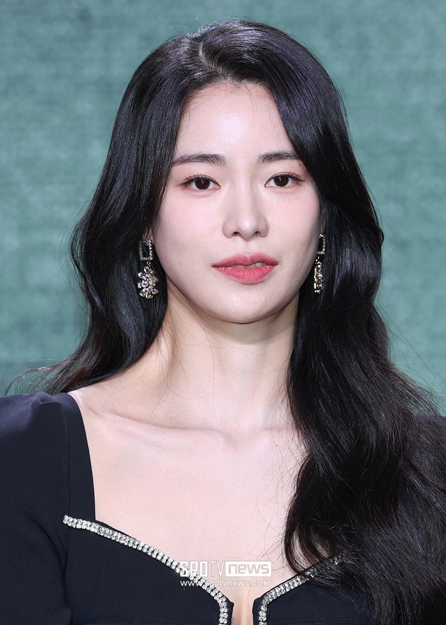 Theo Sports Donga, hai diễn viên nữ đảm nhận vai phản diện trong phim đang nhận được sự quan tâm không kém Song Hye Kyo.