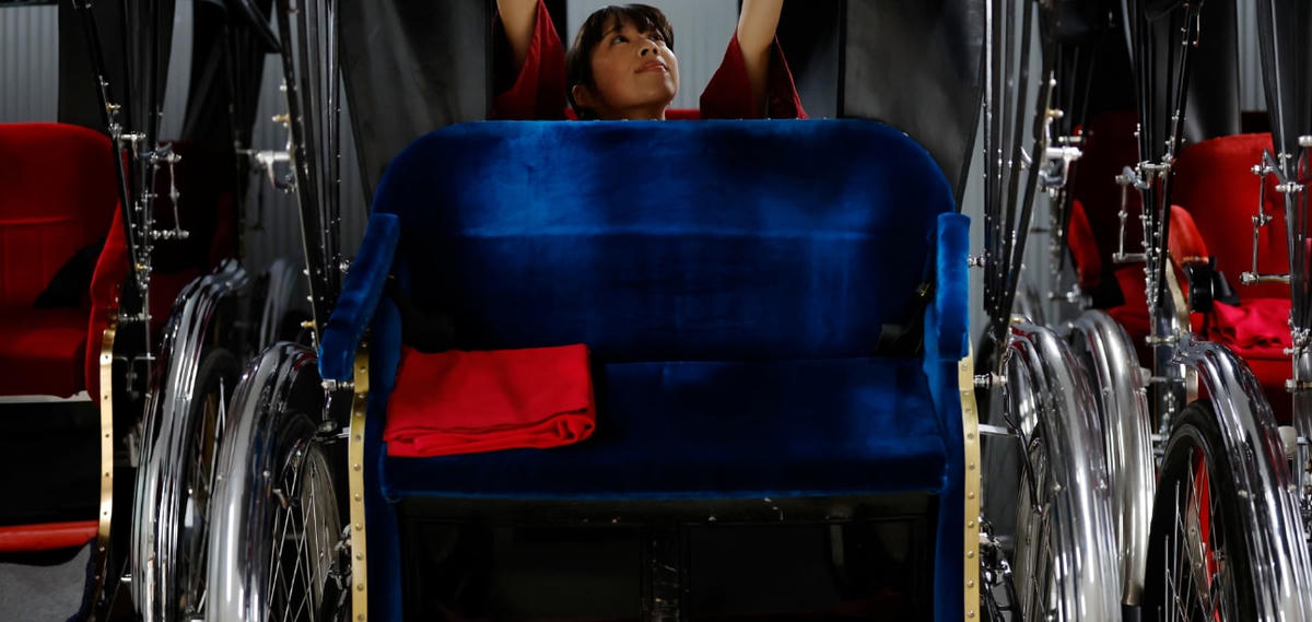 Yuka Akimoto chuẩn bị xe kéo trong gara ở quận Asakusa ở Tokyo, Nhật Bản. Ảnh: Reuters.