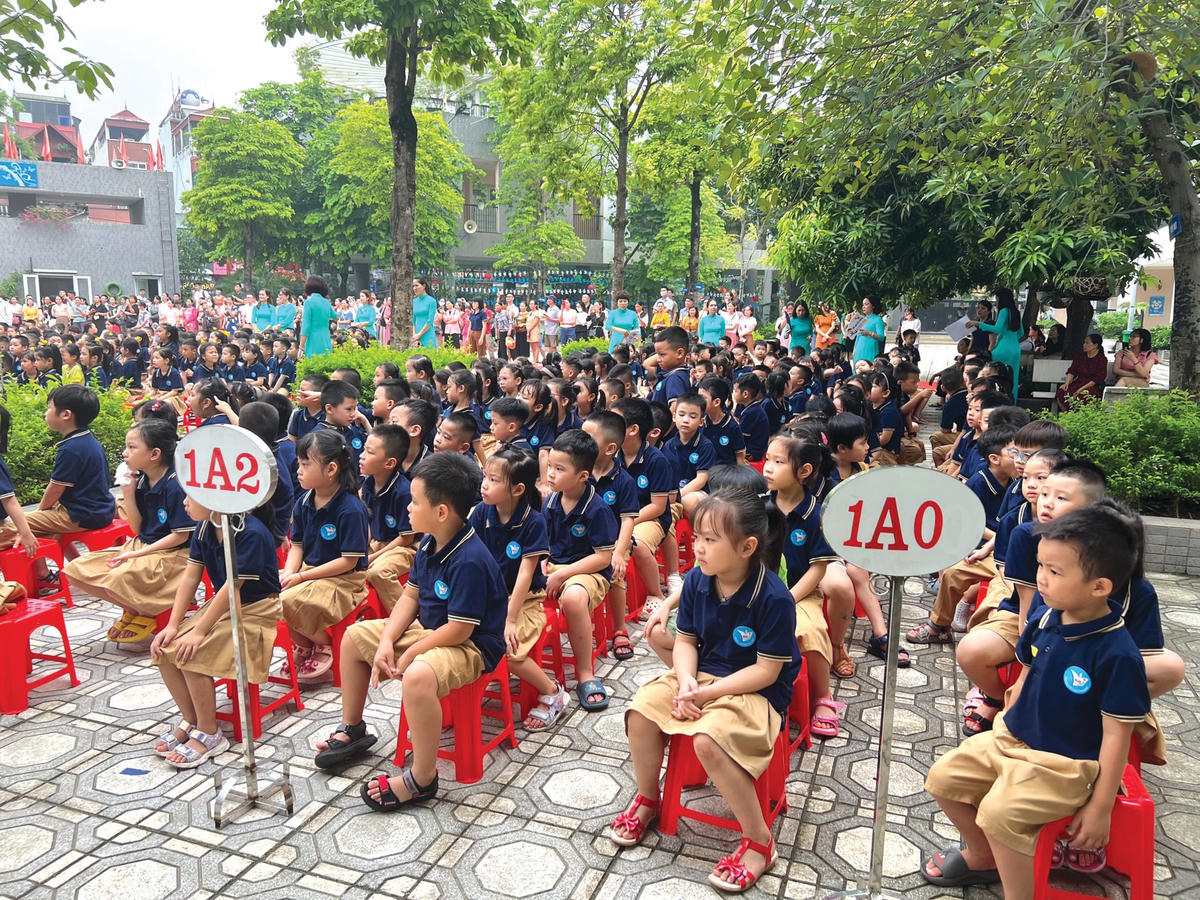 Đầu tháng 8, một số trường tiểu học đã tổ chức buổi lễ chào đón học sinh lớp 1 nhập học. Trong ảnh: Học sinh khối lớp 1 Trường Tiểu học Kim Giang (Thanh Xuân, Hà Nội). Ảnh: Hoàng Ngân.  