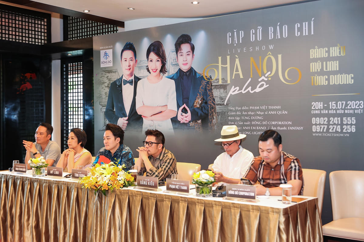Các nghệ sĩ có mặt tại họp báo liveshow 'Hà Nội phố'.