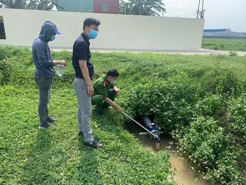 Cán bộ Phòng Cảnh sát môi trường thu mẫu nước thải tại Công ty GFT Unique.