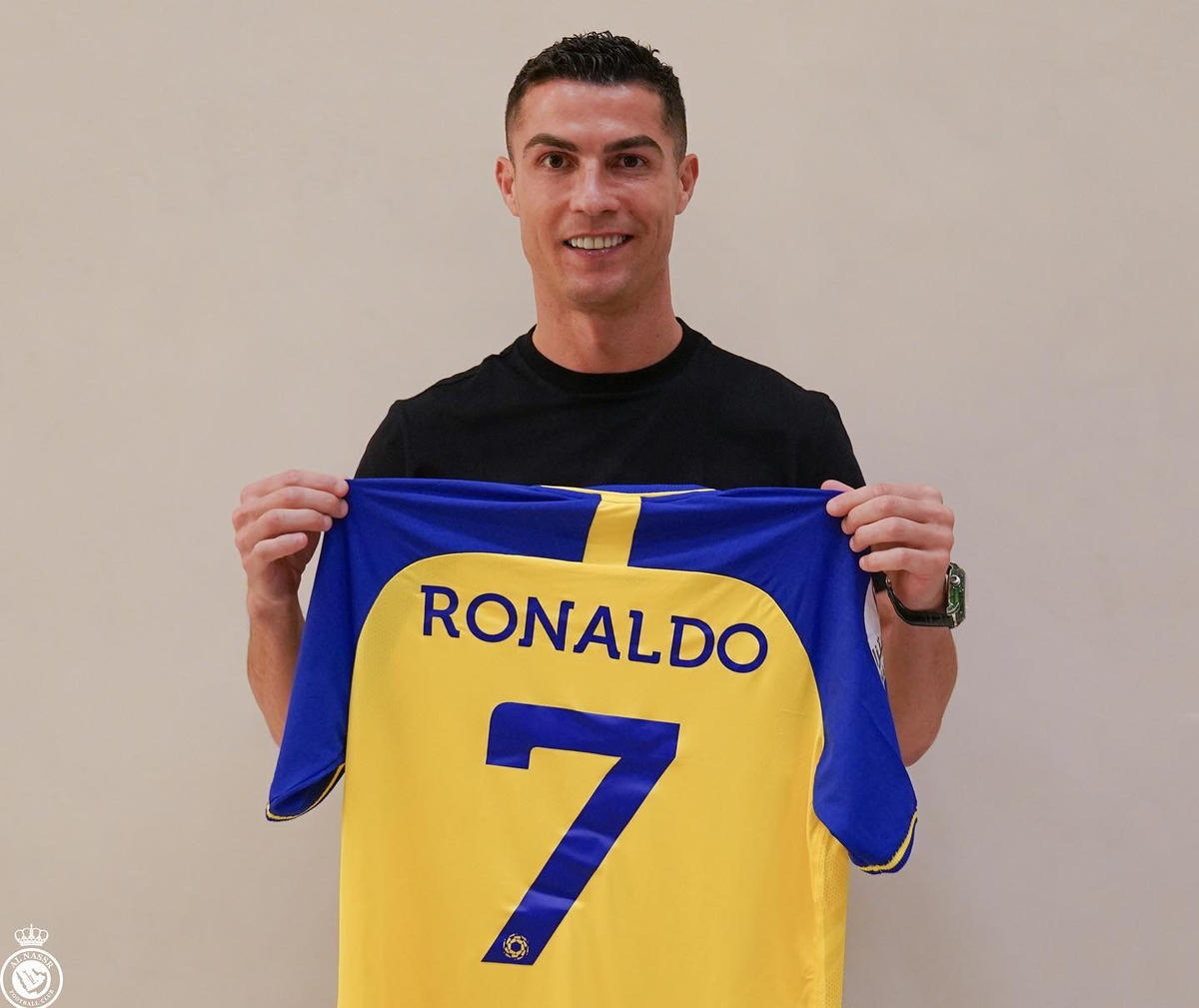Ronaldo vừa ký hợp đồng gia nhập CLB Al-Nassr. Ảnh: Al-Nassr.