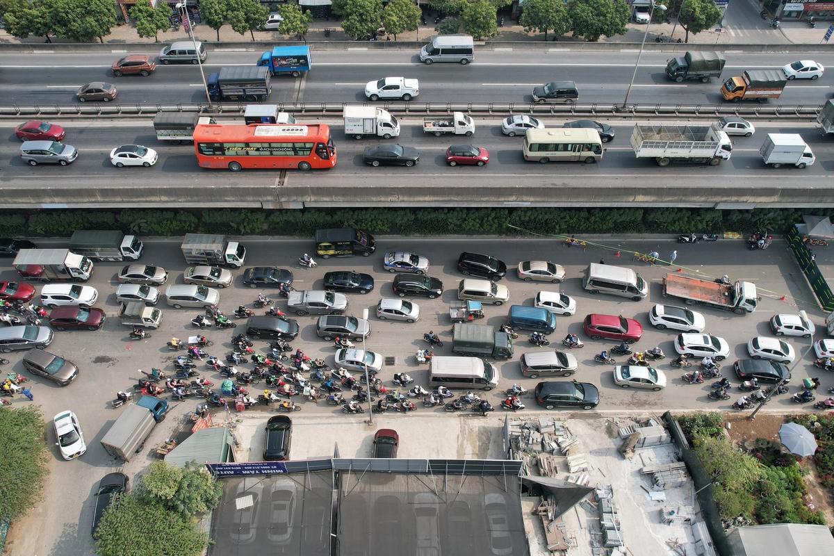 Ông Ngô Quốc Cường, Đội trưởng Đội thanh tra giao thông vận tải quận Hoàng Mai cho biết, tuyến đường Nguyễn Xiển là một trong những tuyến đường huyết mạnh của thành phố thường xuyên xảy ra ùn tắc trong giờ cao điểm. Đặc biệt, vừa qua dự án xử lý nước thải Yên Xá vừa được Sở GTVT Hà Nội cấp phép. Do đó, đơn vị thi công đã rào chắn để thực hiện đào hố ga, khiến tình trạng ùn tắc giao thông trên tuyến đường này ngày càng nghiêm trọng hơn.