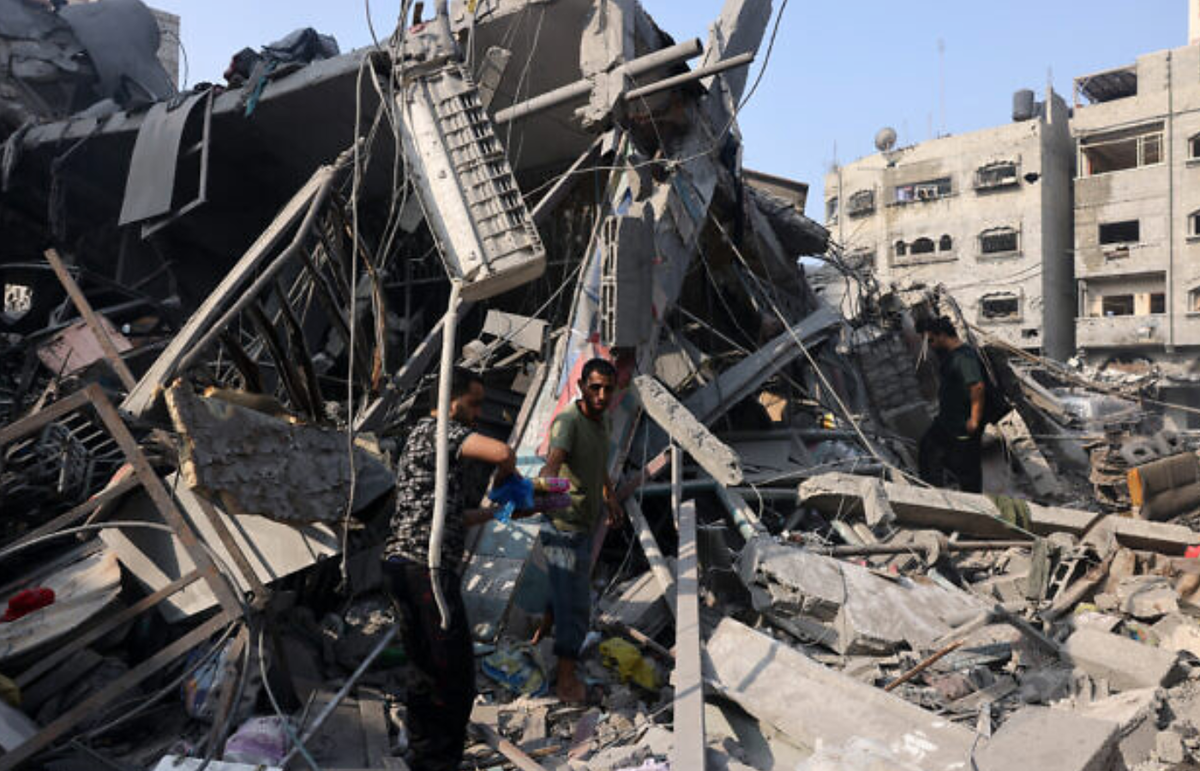 Người dân tìm kiếm trong đống đổ nát của một tòa nhà bị phá hủy ở Thành phố Gaza vào ngày 28/10/2023. Ảnh: AFP.