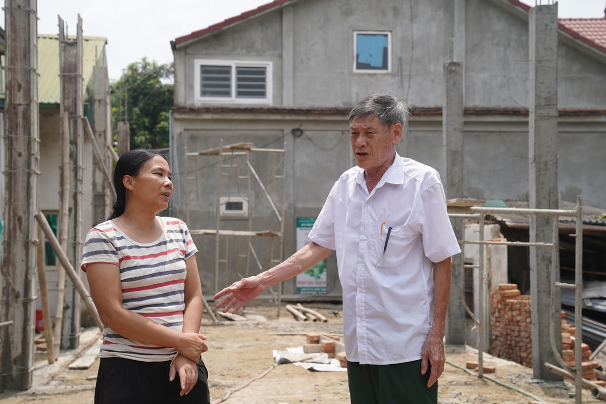 Ông Phan Quang Tảo thường xuyên động viên thăm hỏi các gia đình có hoàn cảnh khó khăn.