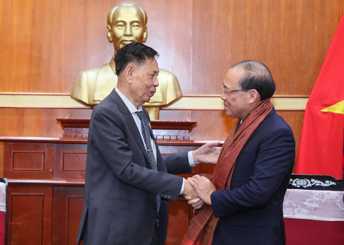 Ông Nhem Valy tặng quà lưu niệm cho Phó Chủ tịch UBTƯ MTTQ Việt Nam Hoàng Công Thủy. Ảnh: Quang Vinh.