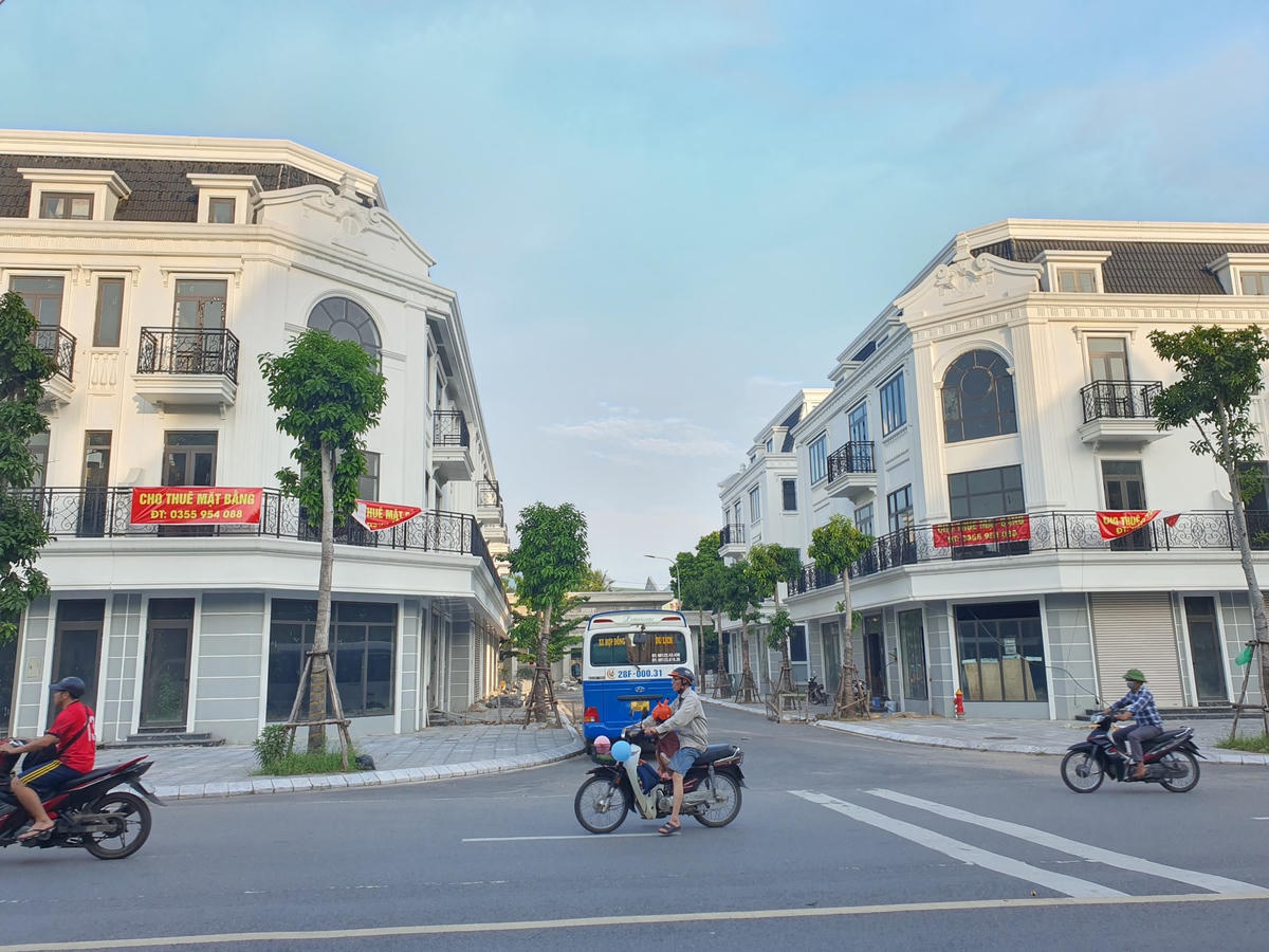 Ghi nhận của PV Báo Đại Đoàn Kết sáng 7/9, hàng chục căn shophouse nằm ngay mặt đường đường Đại lộ Thịnh Lang (phường Tân Thịnh, TP Hoà Bình) đều đóng cửa im lìm, có một số căn hiện đang tập kết vật liệu để xây dựng nội thất, nhiều căn treo biển cho thuê mặt bằng.