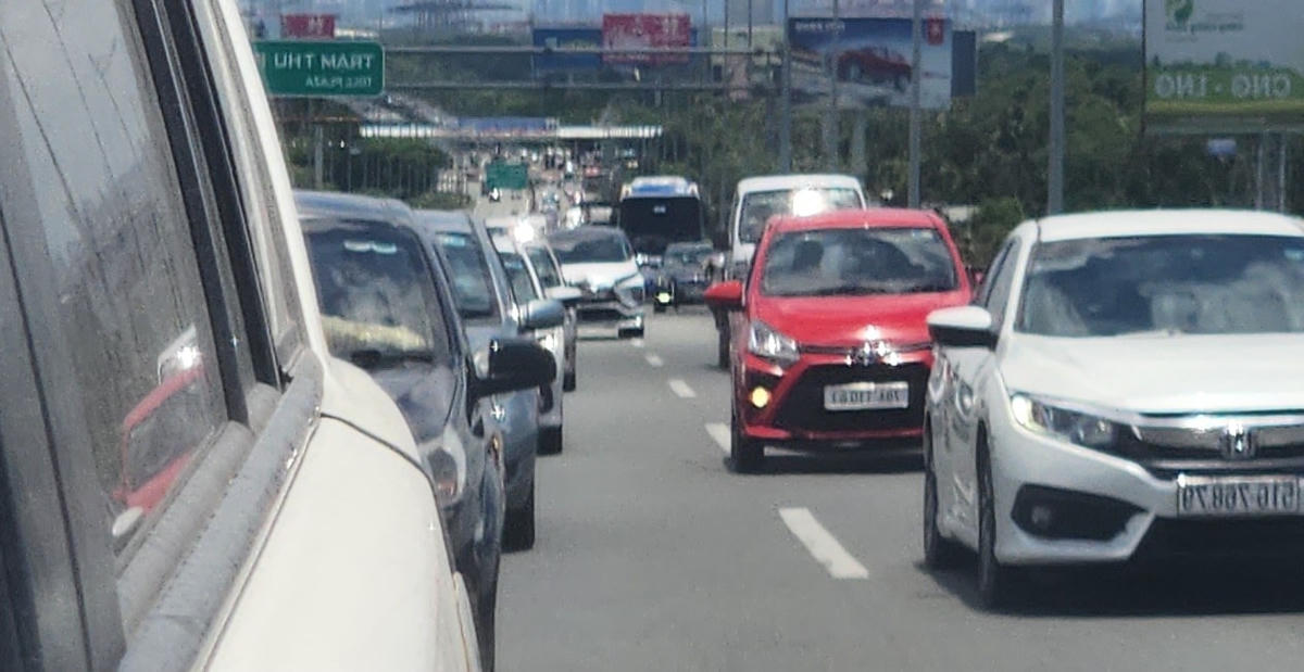 Ùn ứ xe trên cao tốc TP Hồ Chí Minh - Long Thành - Dầu Giây.