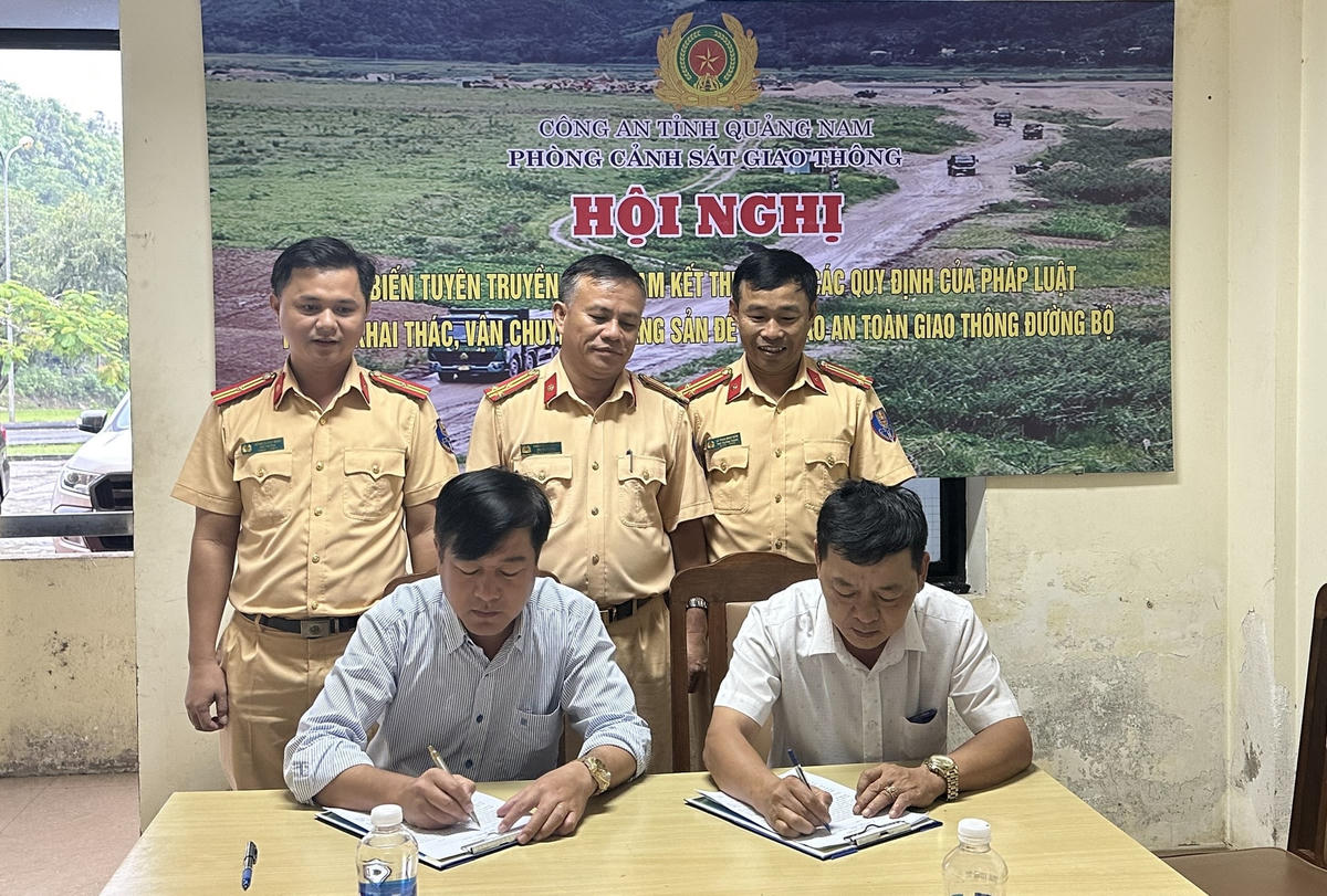 Các doanh nghiệp ký cam kết thực hiện việc vận chuyển khoáng sản đúng trọng tải.