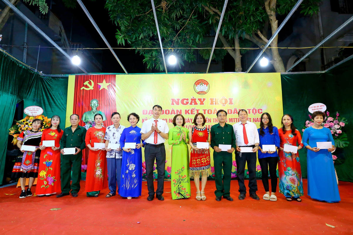 Các gia đình, cá nhân có thành tích xuất sắc được khen thưởng tại Ngày hội.