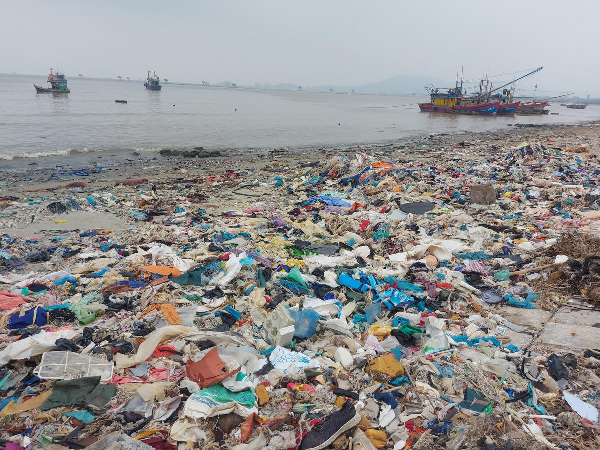 Rác thải bủa vây đê biển Ngư Lộc.  