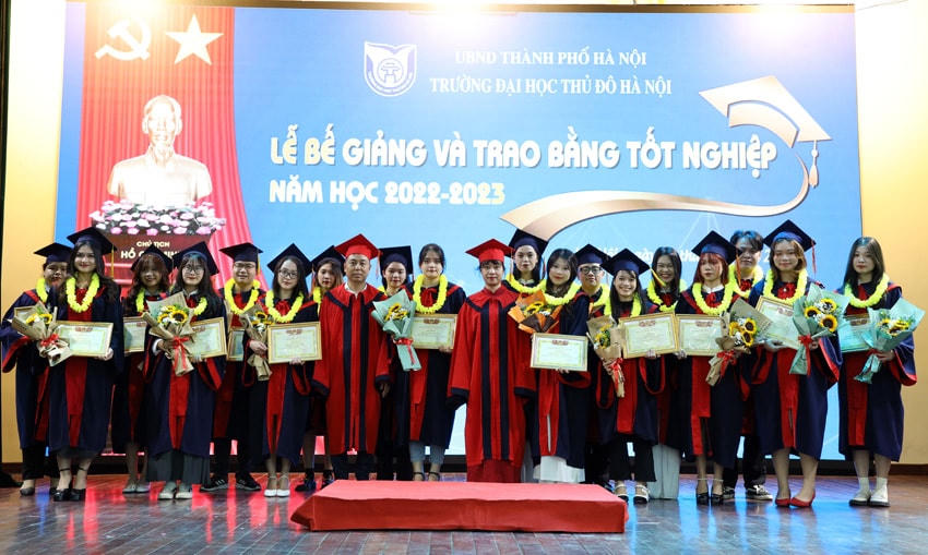 Trường đại học Thủ đô Hà Nội vinh danh thủ khoa đầu ra năm học 2022-2023. Ảnh: ĐhTĐhn.