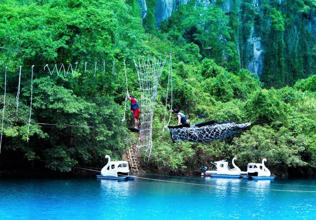 Những trò chơi mạo hiểm trên Sông Chày.