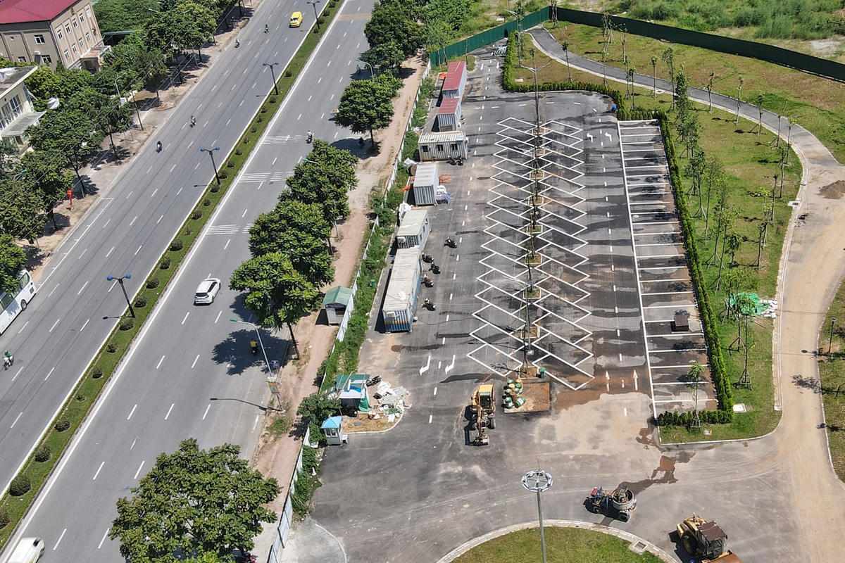 Bên cạnh đó, để đáp ứng nhu cầu cho các dịp tổ chức sự kiện, lễ hội tại công viên đã xây dựng một bãi để xe lớn. Khu vực này được sử dụng bê tông trồng cỏ. Loại vật liệu ứng dụng công nghệ cao, xu hướng vật liệu mới dành cho bãi đậu xe đang được ưa chuộng hiện nay.