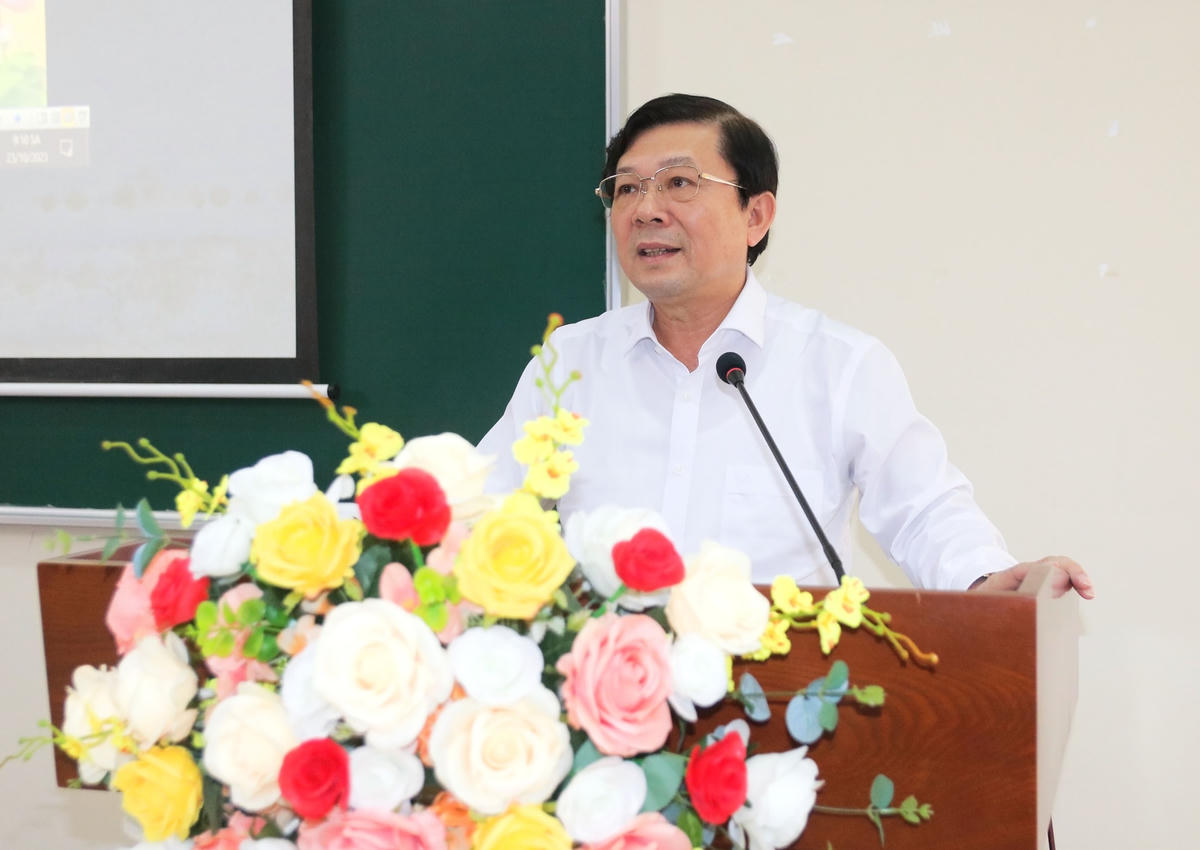 Phó Chủ tịch Nguyễn Hữu Dũng phát biểu tại Lễ khai giảng.