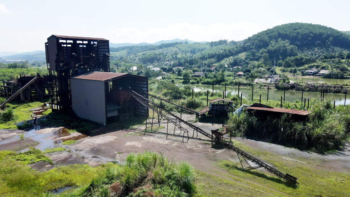Năm 2010, nhà máy Vạn Lợi bị “chết yểu” vì thiếu vốn, khiến nguyên liệu mà nhà máy sản xuất ra không thể tiêu thụ. Thời điểm ấy, nhà máy tuyển quặng sắt Vũ Quang vẫn hoạt động cầm chừng, tuy nhiên cầm cự được gần 2 năm thì chính thức ngừng hoạt động do nợ xấu lên đến gần 100 tỷ đồng.