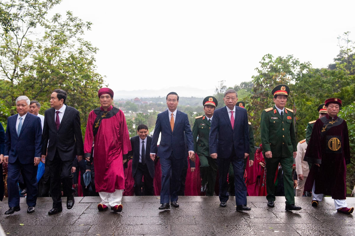 Cùng dự buổi lễ có các Ủy viên Bộ Chính trị: Trần Thanh Mẫn, Phó Chủ tịch Thường trực Quốc hội; Đại tướng Tô Lâm, Bộ trưởng Bộ Công an; Đại tướng Lương Cường, Chủ nhiệm Tổng cục Chính trị Quân đội nhân dân Việt Nam. Dự lễ còn có bà Bùi Thị Minh Hòa, Bí thư Trung ương, Trưởng Ban Dân vận Trung ương; ông Đỗ Văn Chiến, Bí thư Trung ương Đảng, Chủ tịch Ủy ban Trung ương Mặt trận Tổ quốc Việt Nam; ông Trần Lưu Quang, Ủy viên Trung ương Đảng, Phó Thủ tướng Chính phủ.