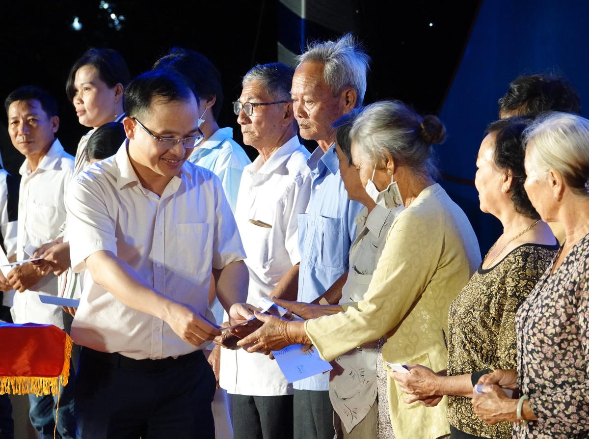 Ông Nguyễn Hữu Thịnh, Tổng Giám đốc Tổng Công ty Phát điện 1 trao quà tặng cho gia đình chính sách.