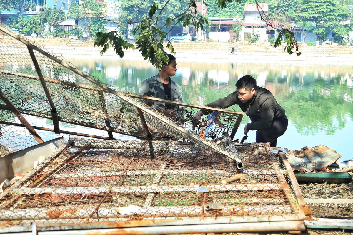 Tuy nhiên, dù sau 14 ngày nhưng những vi phạm này vẫn chưa được các hộ dân tự tháo dỡ. Vì vậy, Công an phường Hà Cầu đã kiên quyết yêu cầu các hộ dân vi phạm nhanh chóng tháo dỡ.