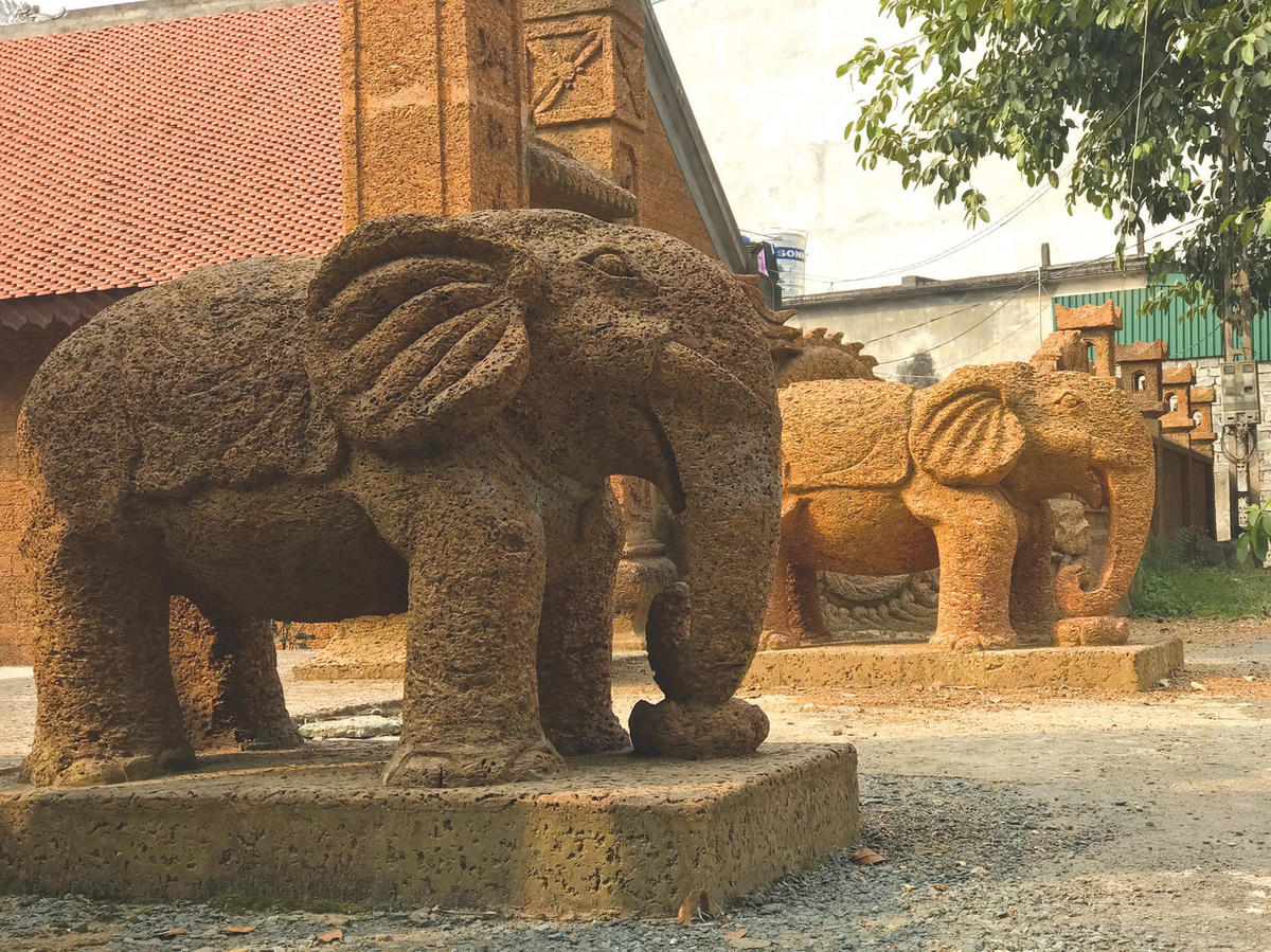 Đôi voi trước cửa đình làng ở Xứ Đoài.  