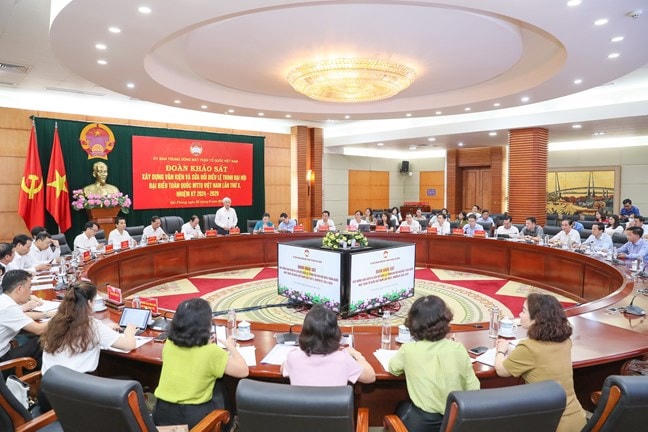 Chủ tịch Ủy ban Trung ương MTTQ Việt Nam Đỗ Văn Chiến phát biểu tại cuộc làm việc.