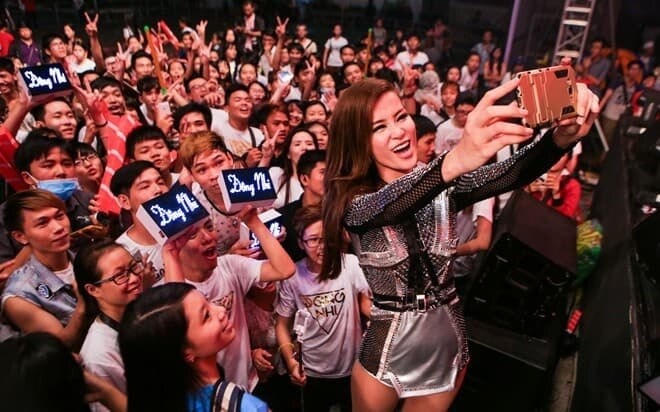 Đông Nhi lên tiếng xin lỗi fan vì hành động đổ lỗi cho fan club. 