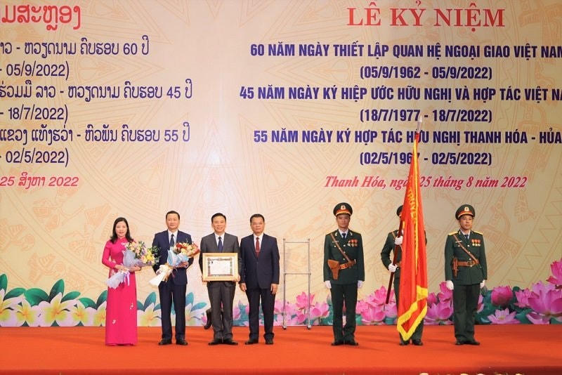 Ông Văn Xay Pheng Xum Ma - Bí thư Tỉnh ủy, Tỉnh trưởng tỉnh Hủa Phăn trao Huân chương Phát triển hạng Nhất cho tỉnh Thanh Hóa.