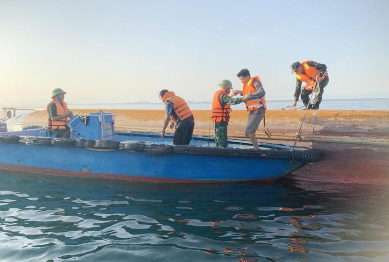 Bộ đội Biên phòng Hải Phòng cứu nạn thành công hai thuỷ thủ bị chìm tàu trên biển.