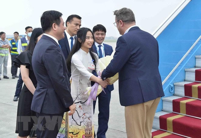 Lễ đón Thủ tướng Đại Công quốc Luxembourg Xavier Bettel tại Sân bay Quốc tế Nội Bài, Hà Nội. Ảnh: Minh Đức/TTXVN.