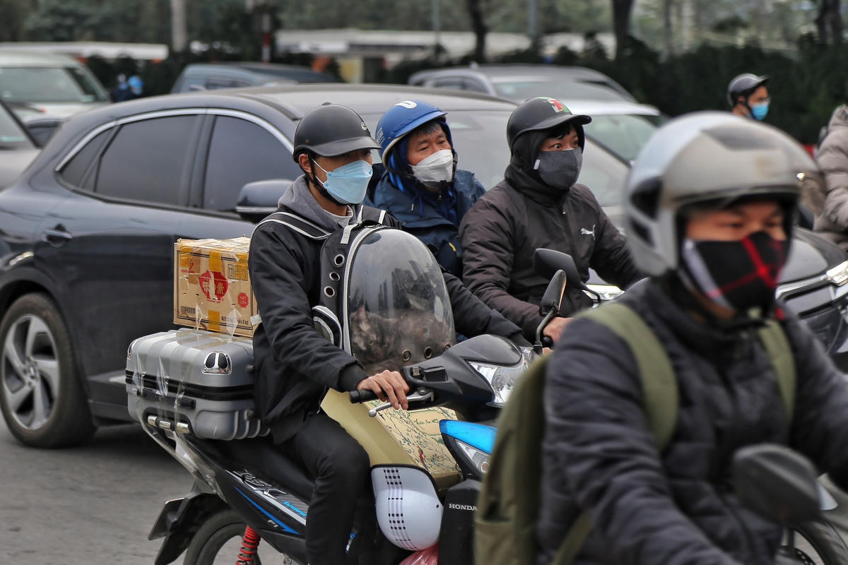 Ai nấy đều lỉnh kỉnh đồ đạc rời Hà Nội về quê.
