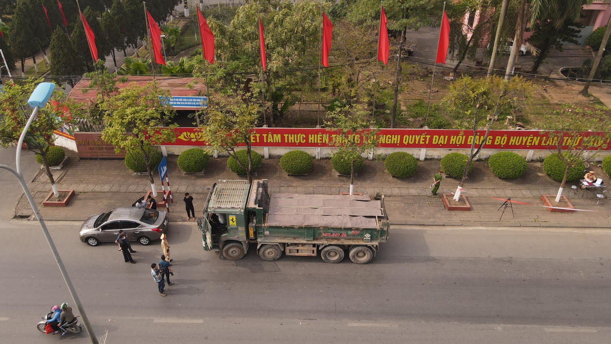 Cũng vi phạm lỗi tương tự, ô tô mang biển số 29H-587.XX đã bị Đội CSGT đường bộ số 9 (Phòng CSGT Công an TP Hà Nội) xử lý nghiêm và yêu cầu chủ xe không được phép tái phạm. Tổ công tác đã lập biên bản xử phạt tài xế H.Q.B. lỗi chở quá tải từ 10-30%, tài xế B. bị xử phạt số tiền 1 triệu đồng và chủ phương tiện bị xử phạt đến 8 triệu đồng. 