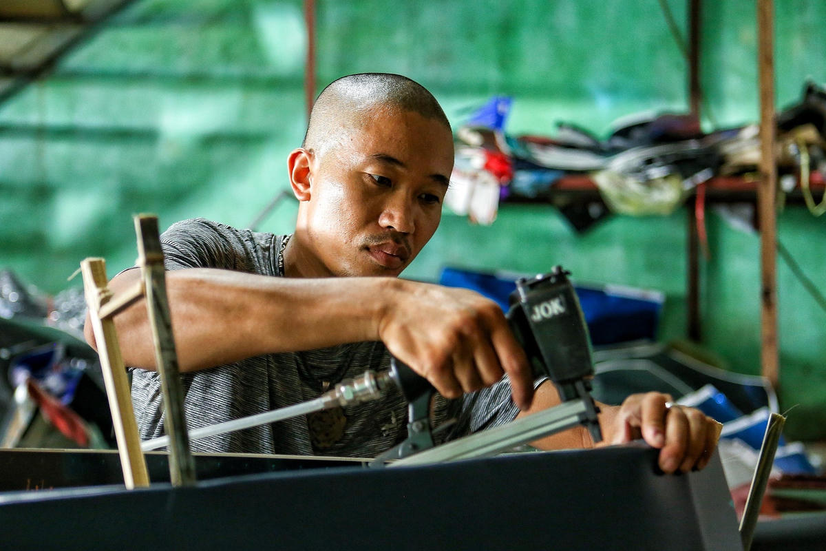 Anh Nguyễn Đức Trường (40 tuổi) trú tại làng vàng mã Song Hồ cho biết, mọi năm vào vụ cao điểm, có nhiều thời điểm trong xưởng của anh có đến cả chục người làm. Năm nay thị trường vàng mã tiêu thụ khó khăn nên chỉ có 3 nhân công làm việc.