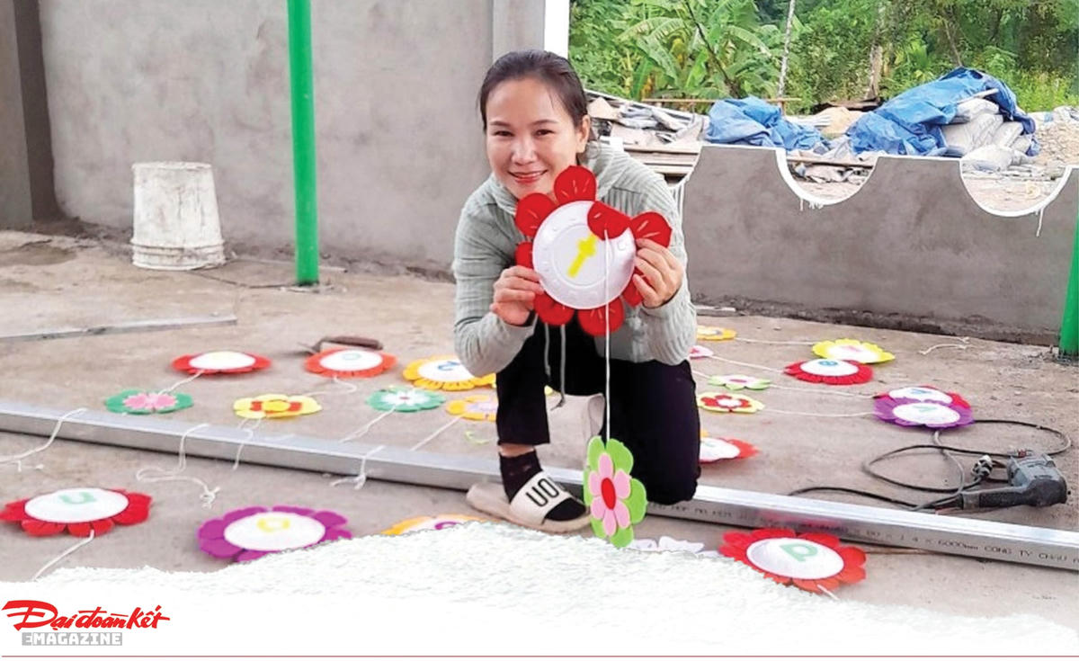 Cô Lê Thị Thanh Hiền trang trí phòng học.