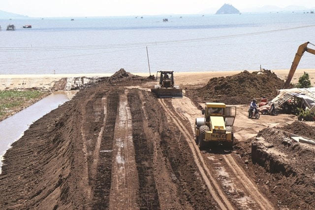 Các công trình dọc tuyến đê biển ở huyện Kim Sơn sẽ phải tạm dừng thi công cho đến khi bão tan.
