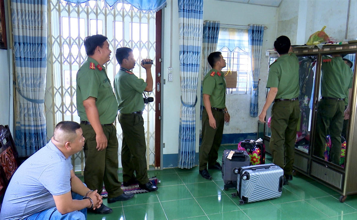 Lực lượng chức năng tiến hành khám xét nơi ở của bị can Quốc.