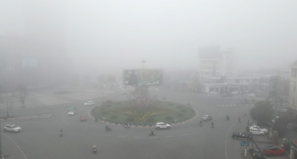 Theo ghi nhận của PV Báo Đại Đoàn Kết, sáng sớm ngày 13/2, tại các tuyến đường chính như Hà Huy Tập, Hàm Nghi, Nguyễn Du, Phan Đình Phùng, Đại Lộ Xô Viết Nghệ Tĩnh… của thành phố Hà Tĩnh bị sương mù che phủ.