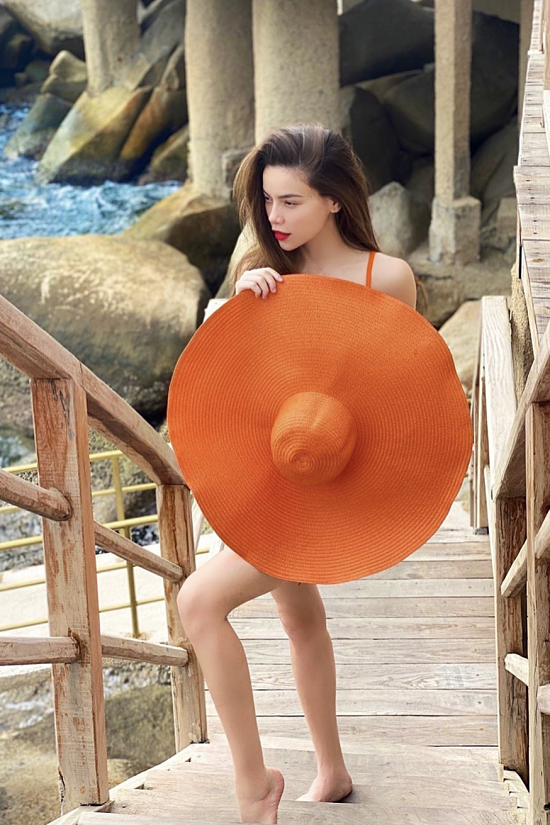  Hà Hồ khéo léo giấu bụng bầu sau phụ kiện. 