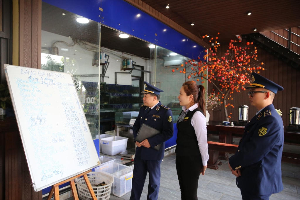 Đội QLTT số 6, Cục QLTT tỉnh Quảng Ninh kiểm tra công tác niêm yết giá tại các nhà hàng, điểm kinh doanh gần khu vực tổ chức lễ hội, điểm du xuân trên địa bàn TX Quảng Yên.