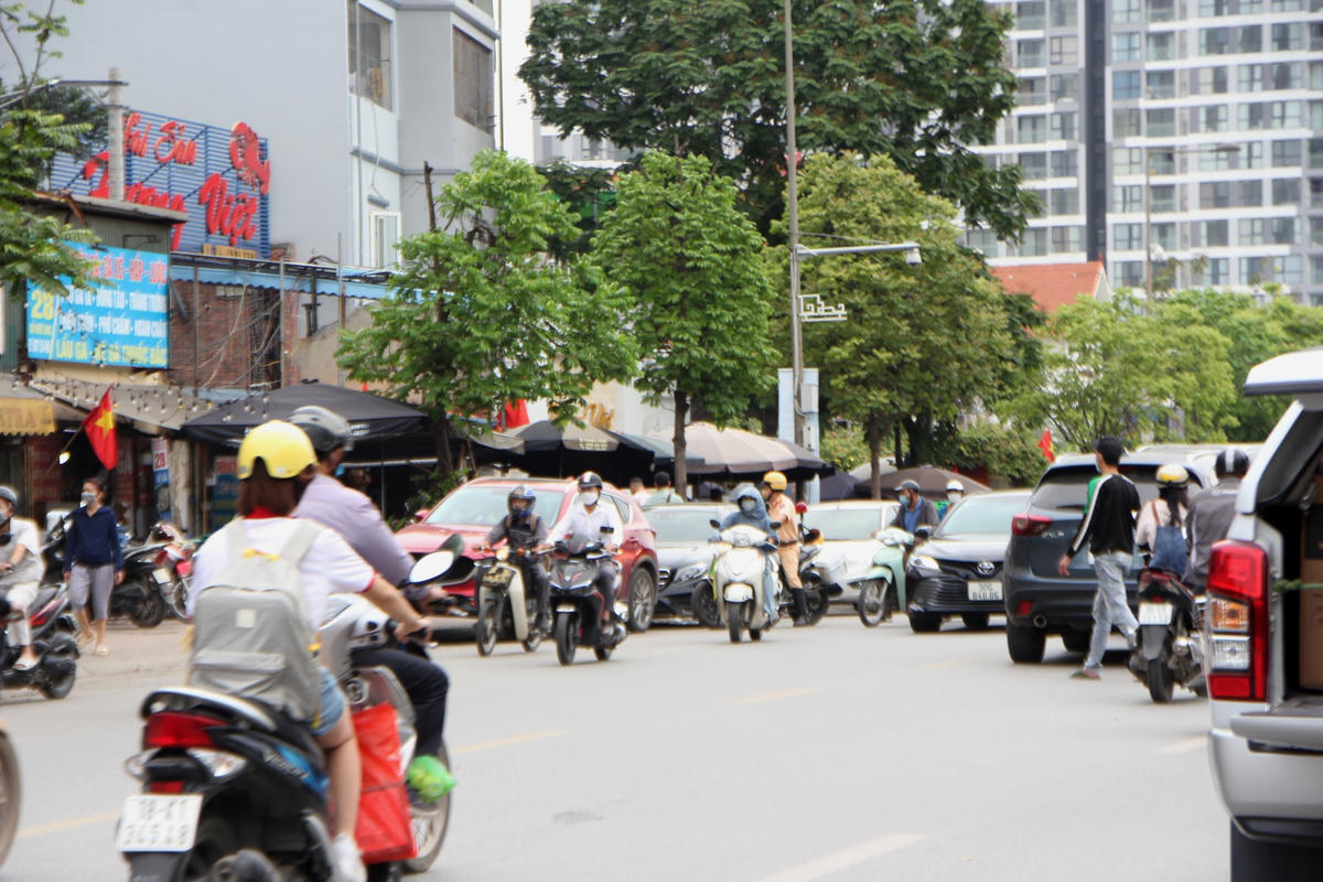 Hà Nội: ‘Bát nháo’ tình trạng lấn chiếm lòng đường, vỉa hè trên phố Đỗ Đức Dục
