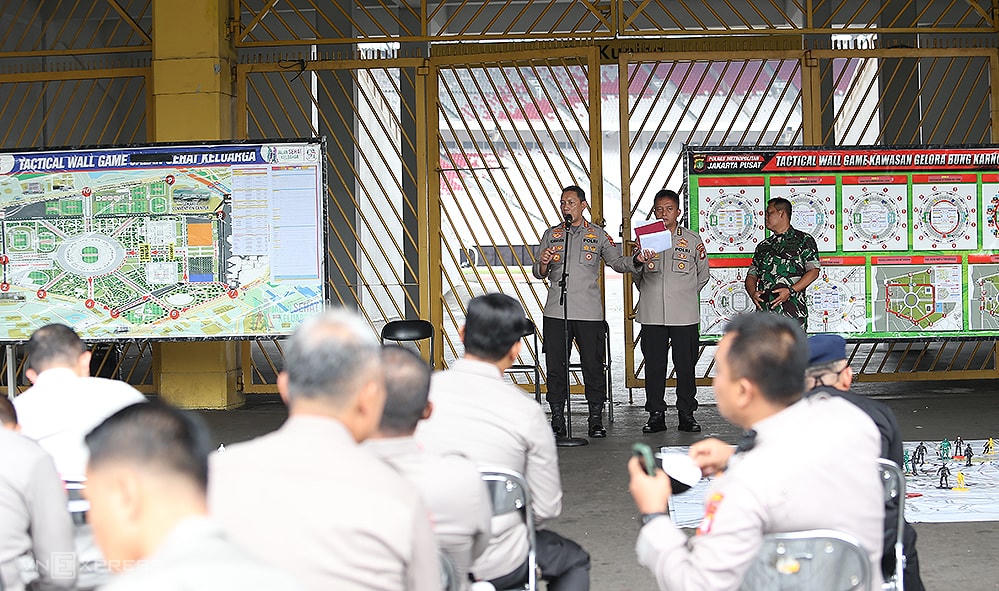 Ông Kombes Pol Komarudin - cảnh sát trưởng khu trung tâm Jakarta - họp chỉ đạo các vấn đề an ninh cho trận đấu giữa Indonesia và Việt Nam tại sân Bung Karno sáng 5/1. Ảnh: Lâm Thỏa/VnExpress.