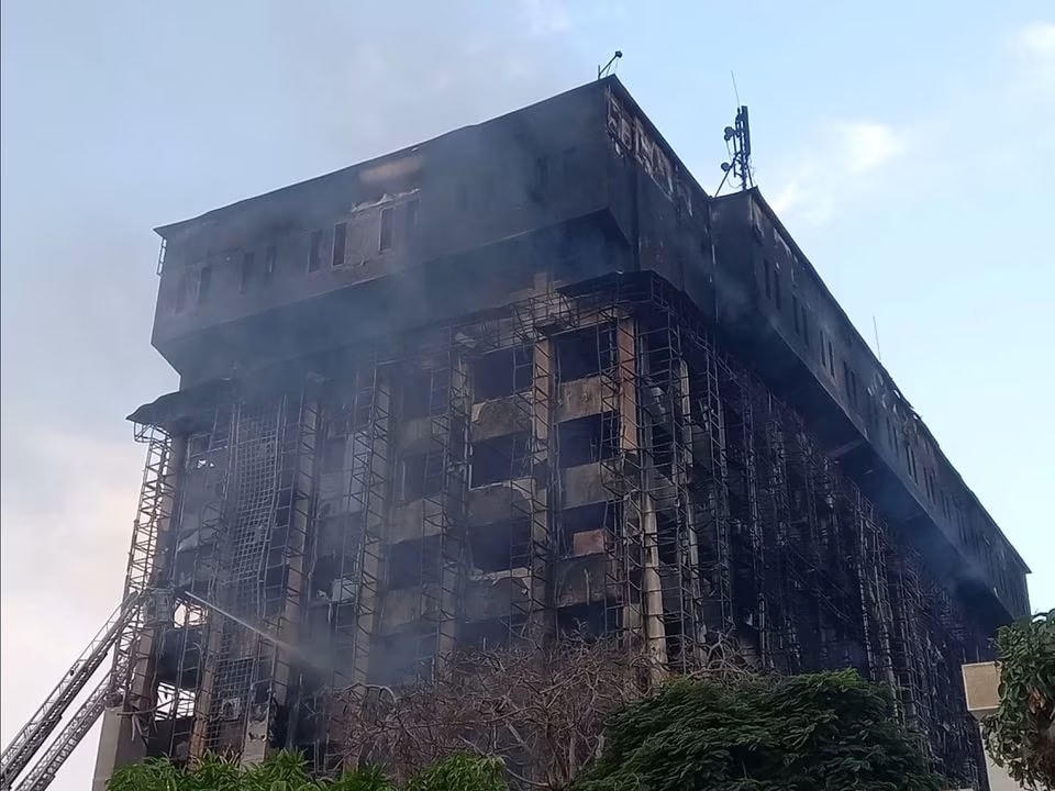 Tòa nhà sở cảnh sát thành phố Ismailia, Ai Cập sau vụ cháy. Ảnh: Reuters.