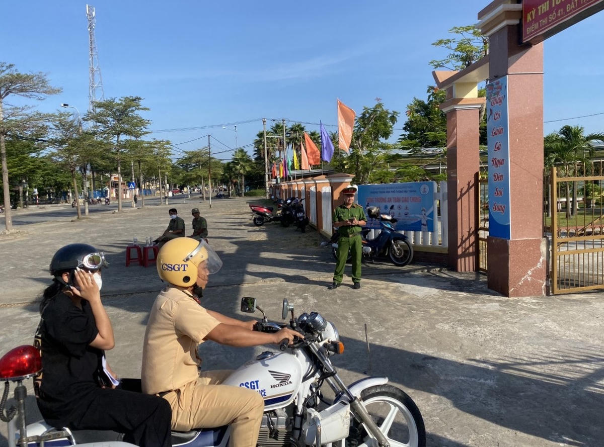 CSGT Công an huyện Núi Thành đưa thi sính đến điểm thi.            