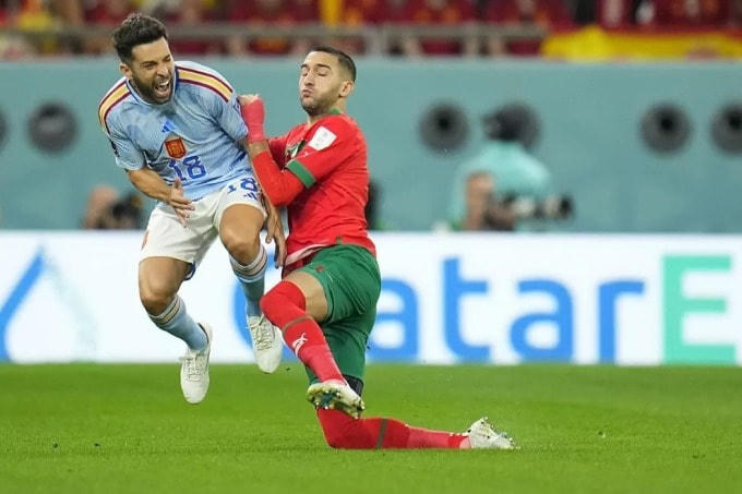 Các cầu thủ Morocco chơi phòng thủ chặt chẽ, quyết liệt nhằm giảm sức ép từ Tây Ban Nha