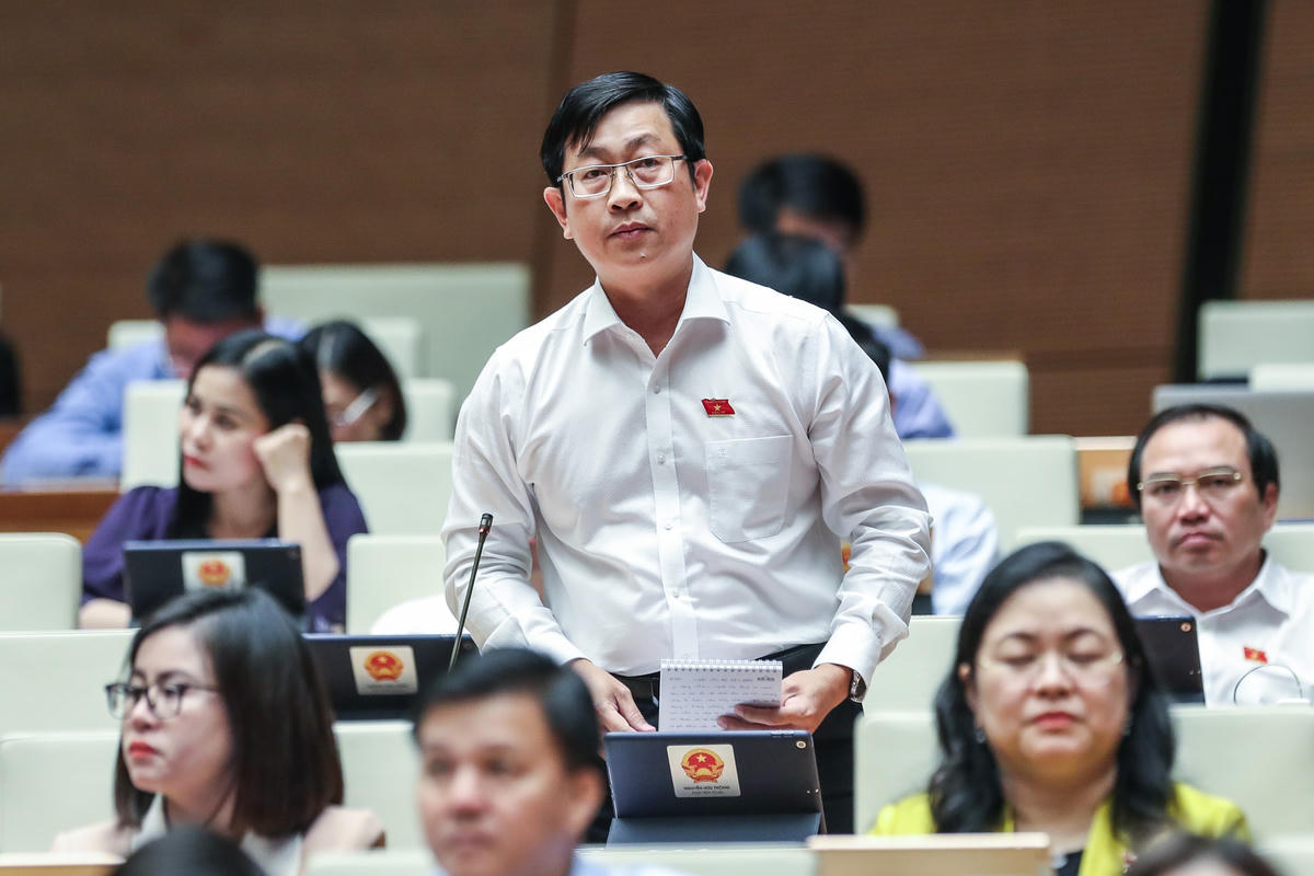 Đaị biểu Quốc hội Nguyễn Hữu Thông (Đoàn Bình Thuận) chất vấn.