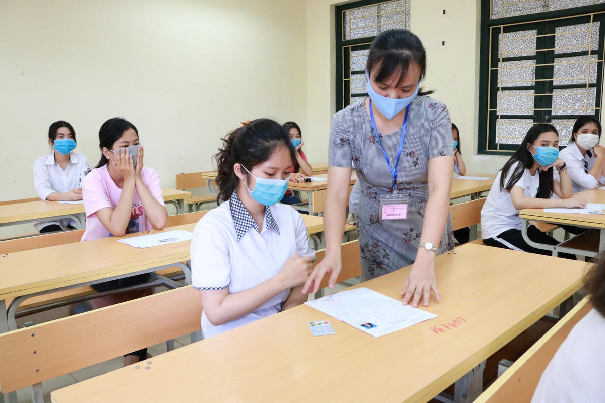 Cán bộ coi thi kiểm tra thông tin thí sinh thi tốt nghiệp THPT tại Hà Nội. 