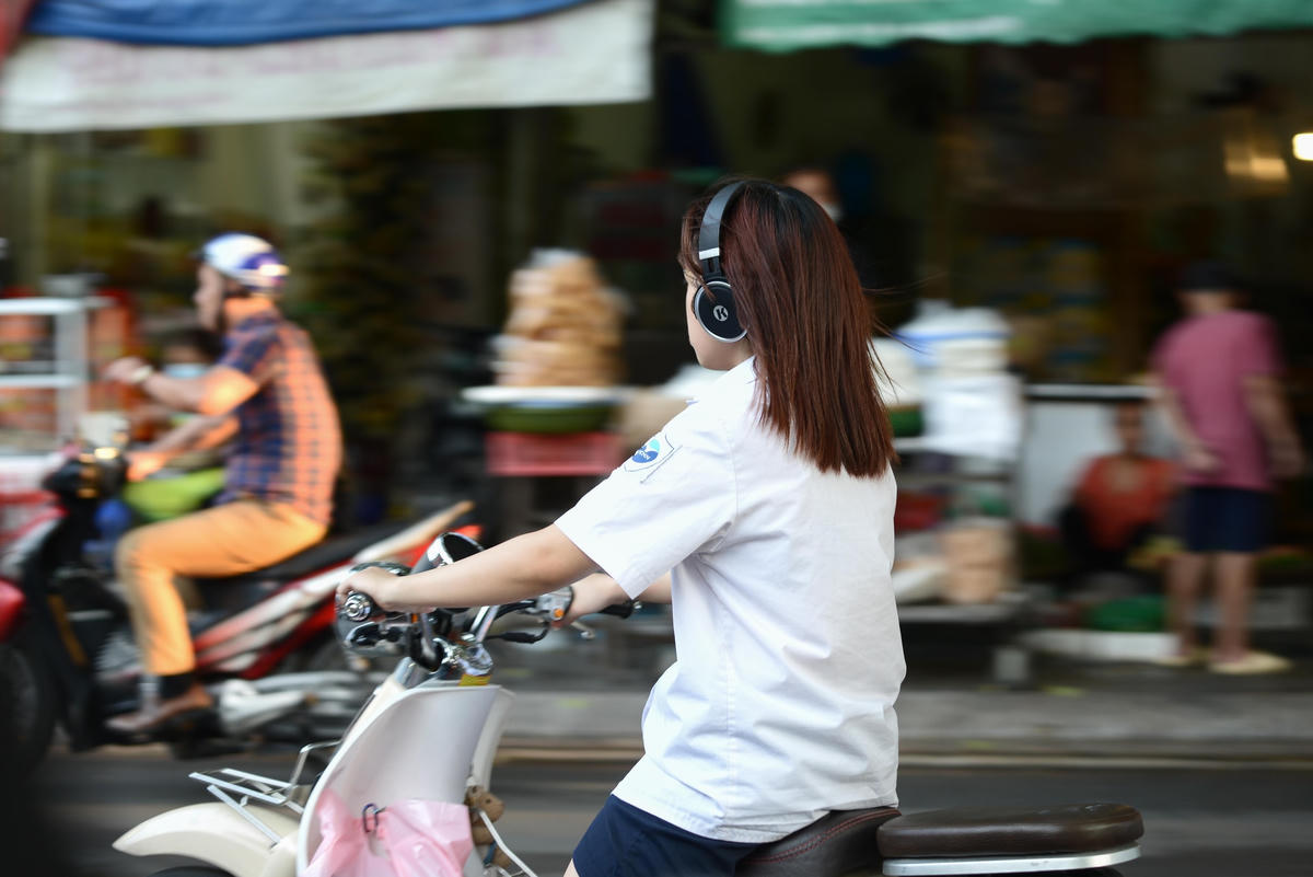 Có em còn ngang nhiên sử dụng tai nghe khi điều khiển phương tiện tham gia giao thông. Lỗi này có thể bị xử phạt từ 800.000 đến 1 triệu đồng, tước giấy phép lái xe từ 1 đến 3 tháng.