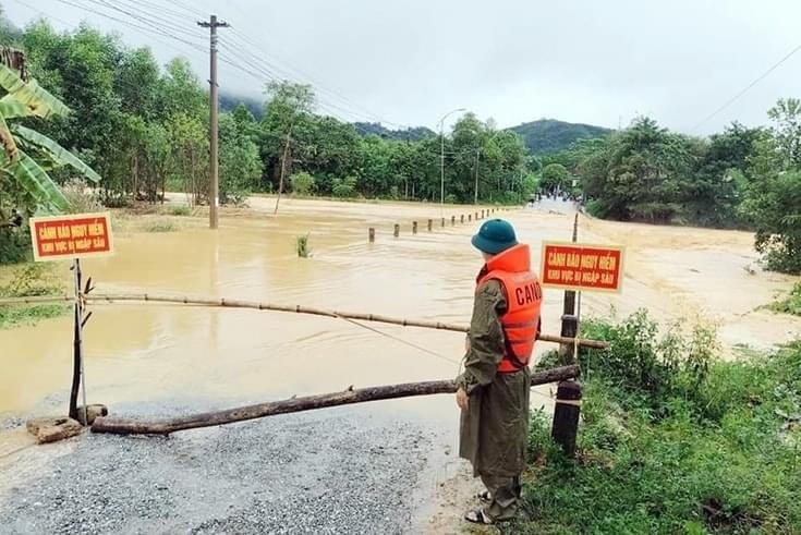 Diễn biến lũ phức tạp, hơn 22 nghìn học sinh ở Hà Tĩnh phải nghỉ học.