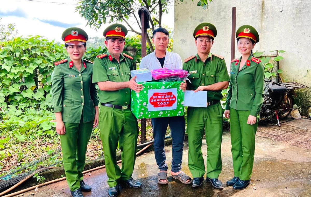 Đoàn công tác của Cục Cảnh sát quản lý tạm giữ, tạm giam và thi hành án hình sự tại cộng đồng và Công an tỉnh Đắk Nông tặng quà cho Công an xã biên giới Quảng Trực.