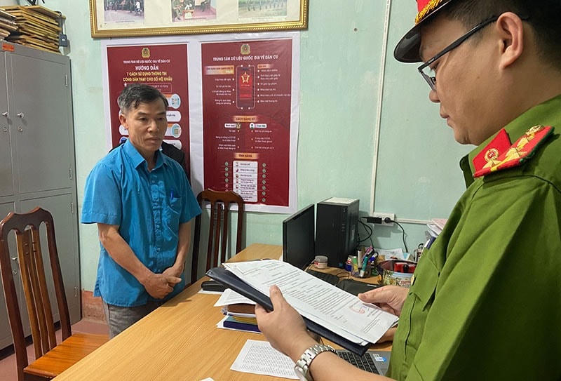Cơ quan CSĐT đọc lệnh bắt tạm giam đối với bị can Bùi Đức Điển.